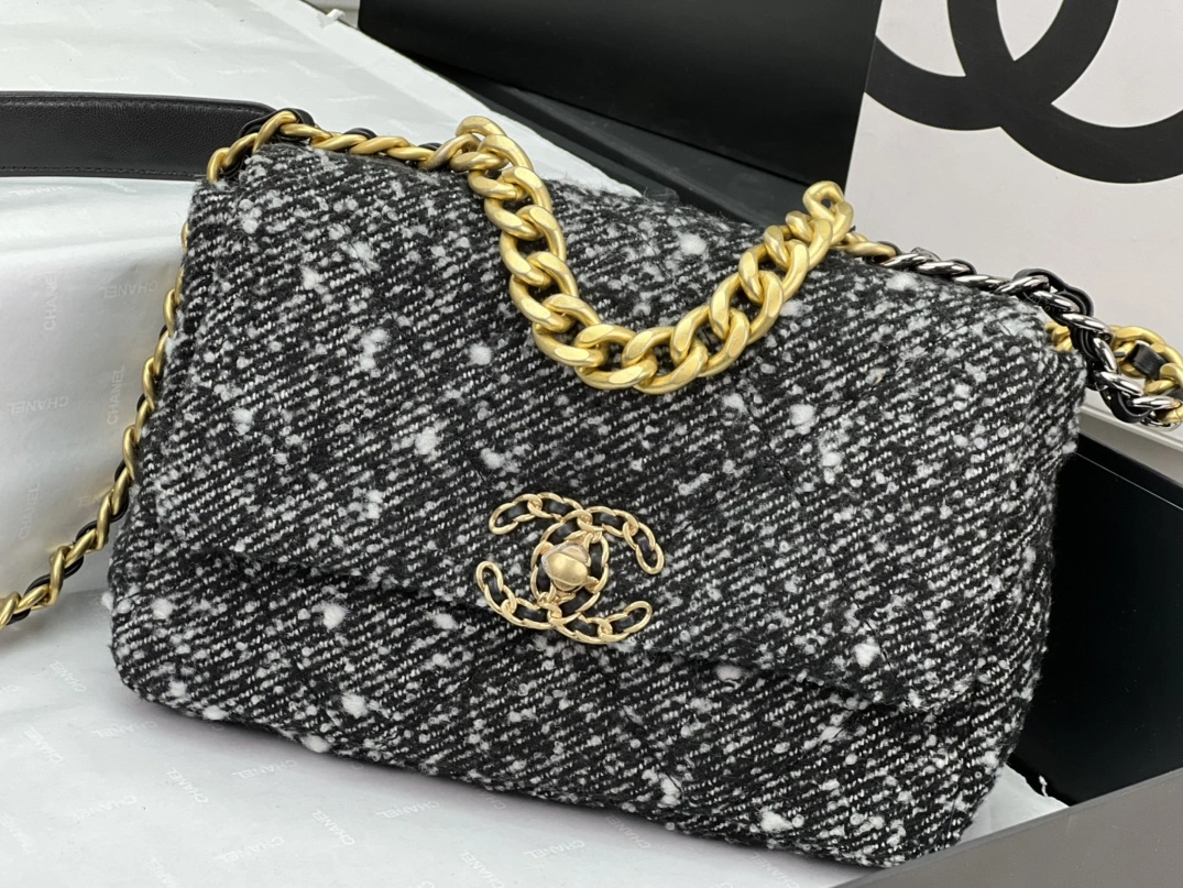 Chanel AAA Quality Messenger Bags For Women Sleek 8536