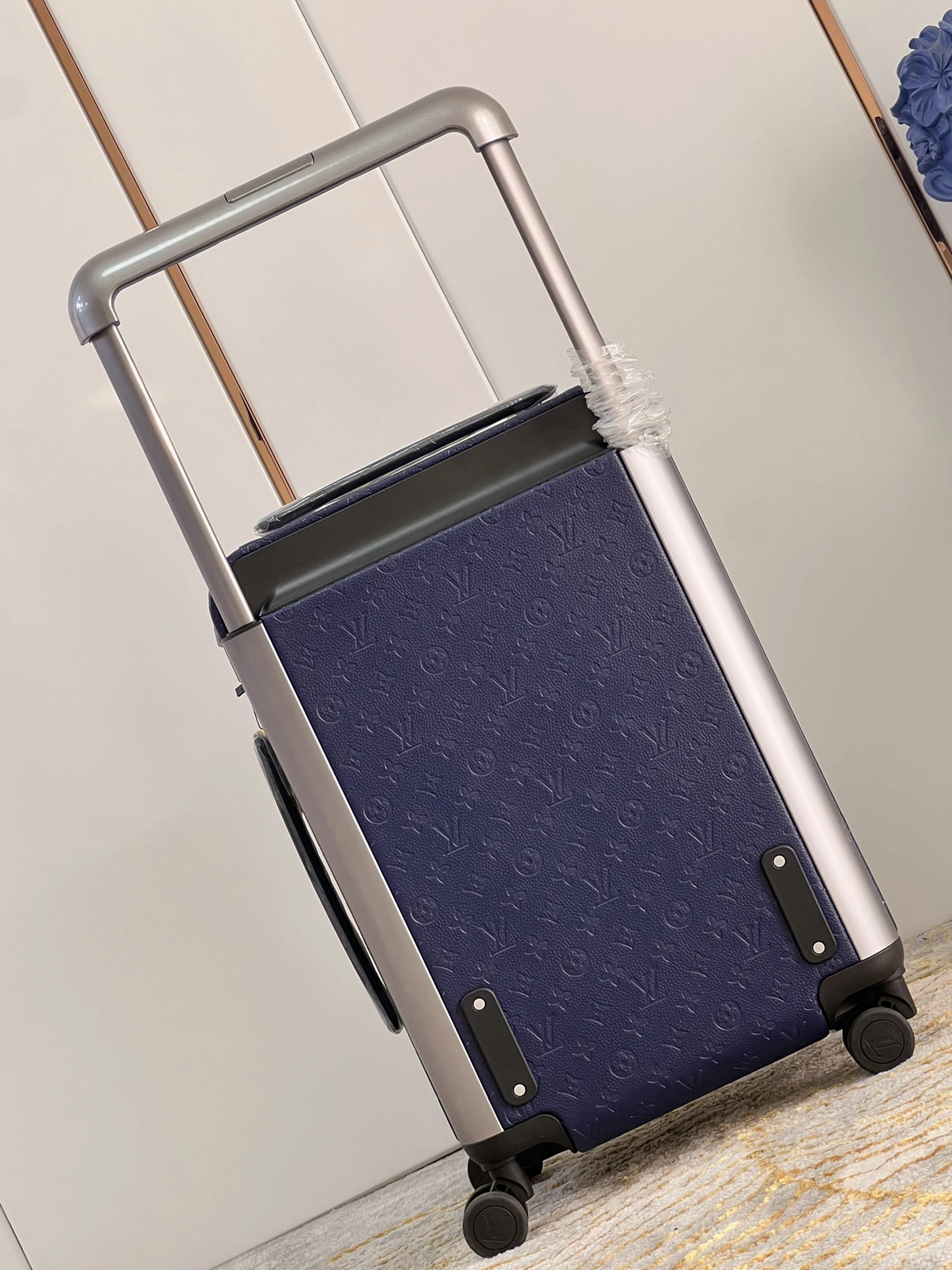 Flexible 6275 Louis Vuitton Luggage - Image 3