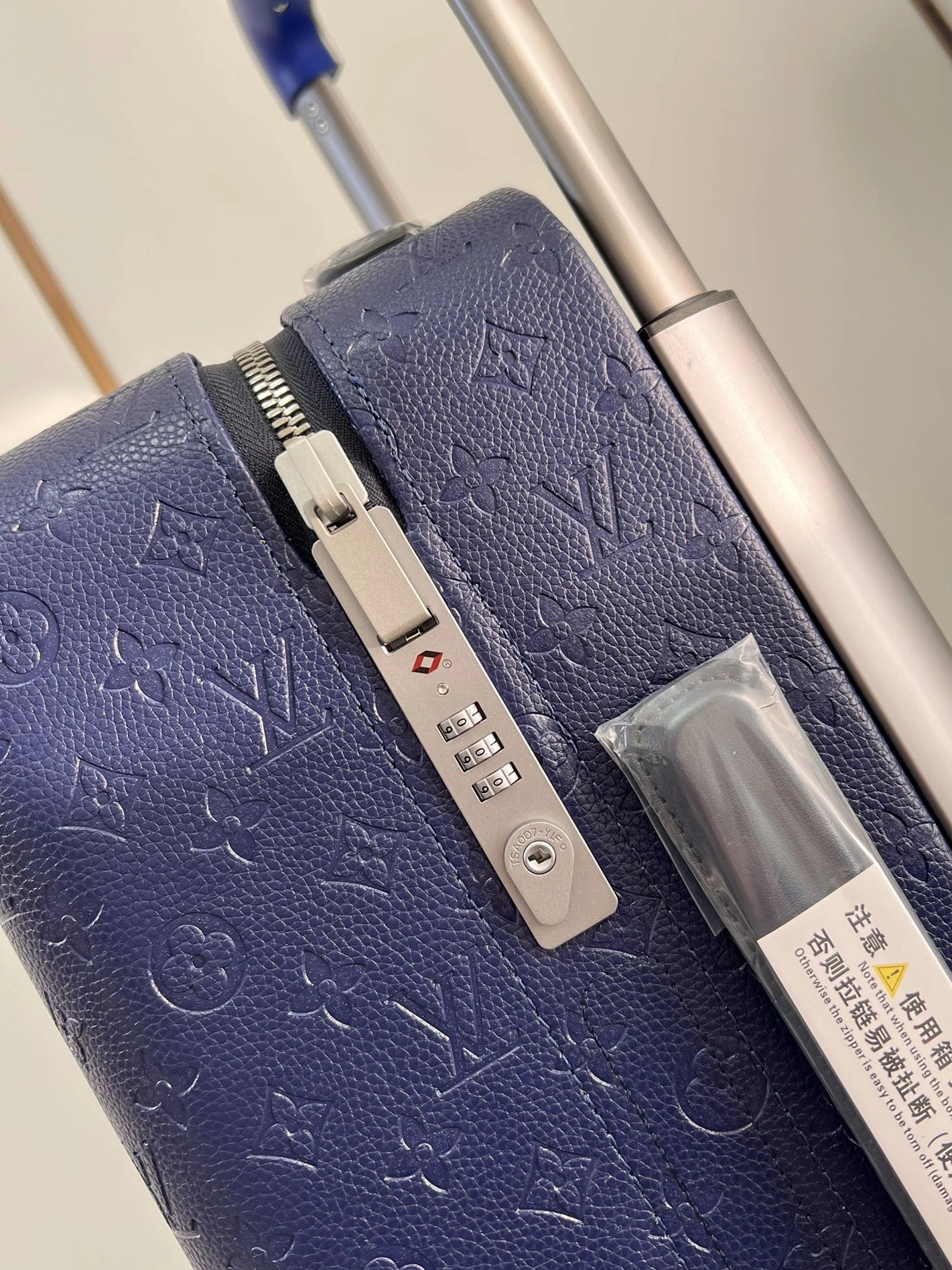 Flexible 6275 Louis Vuitton Luggage - Image 5