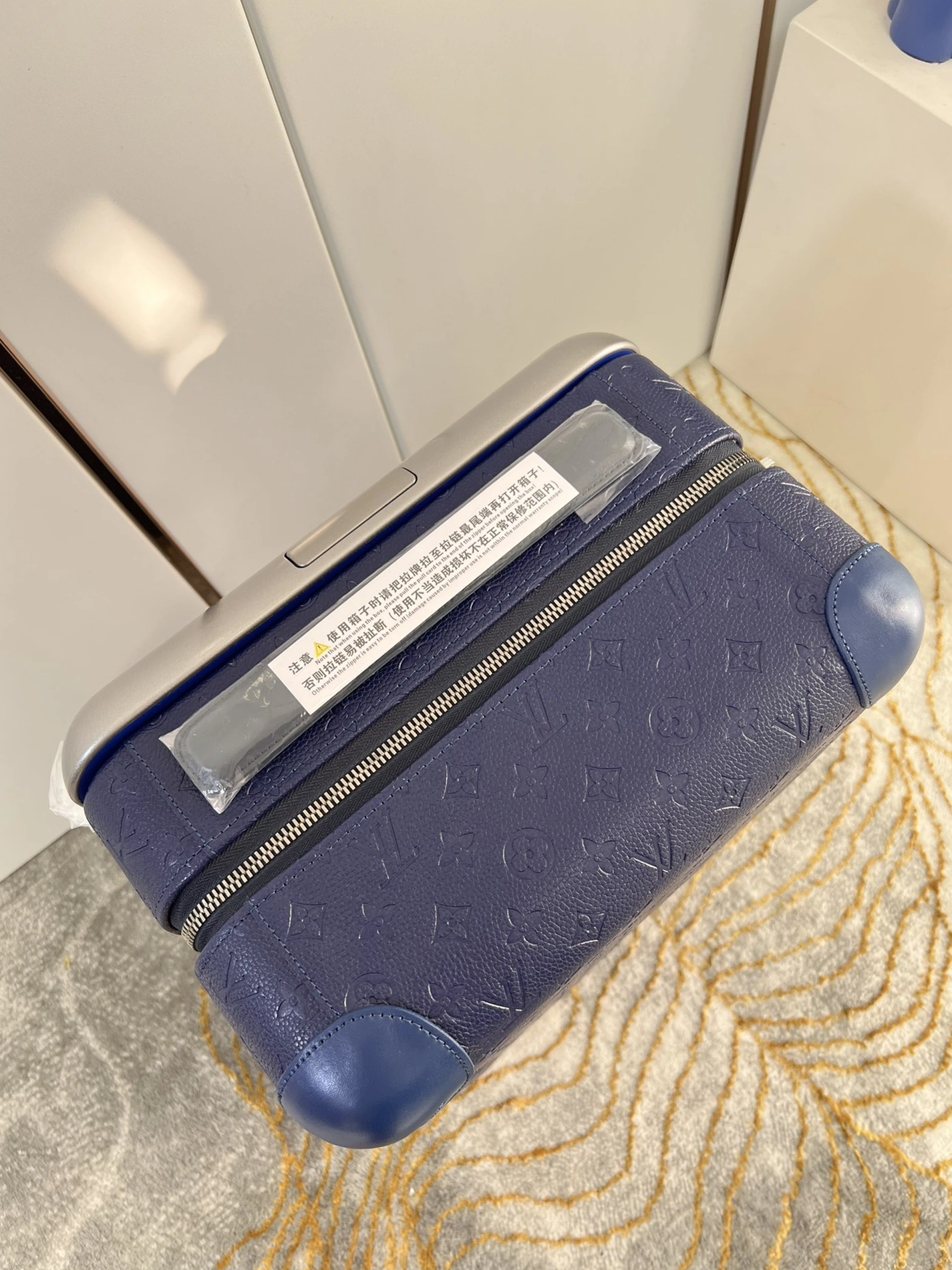 Flexible 6275 Louis Vuitton Luggage - Image 6