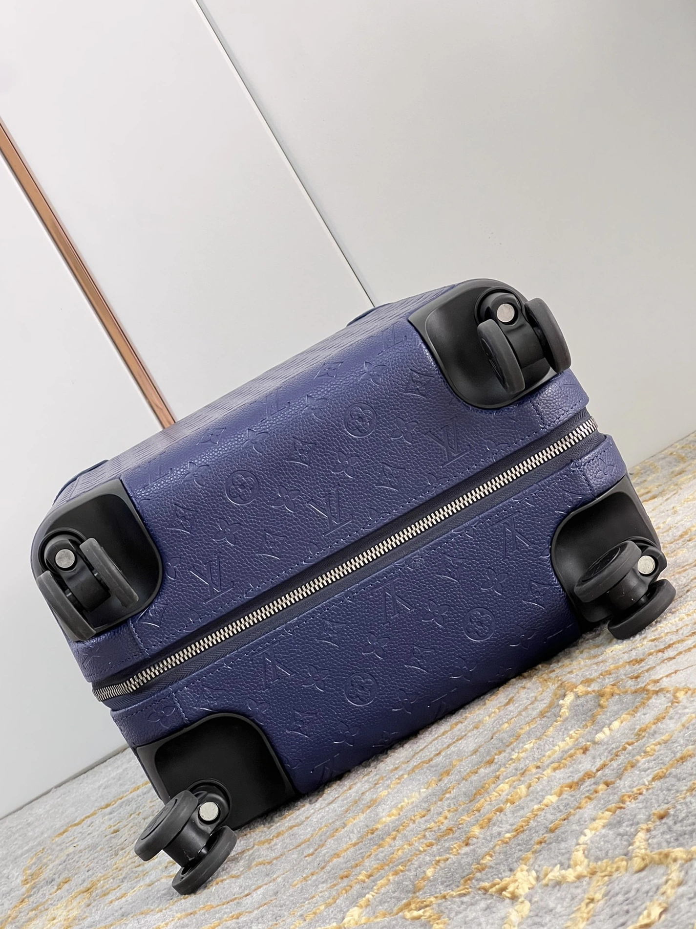 Flexible 6275 Louis Vuitton Luggage - Image 7