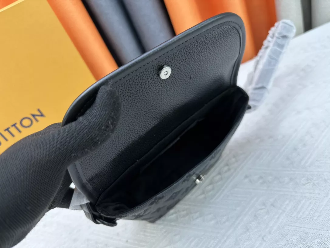 Louis Vuitton AAA Quality Messenger Bags For Unisex Popular 5218 - Image 8